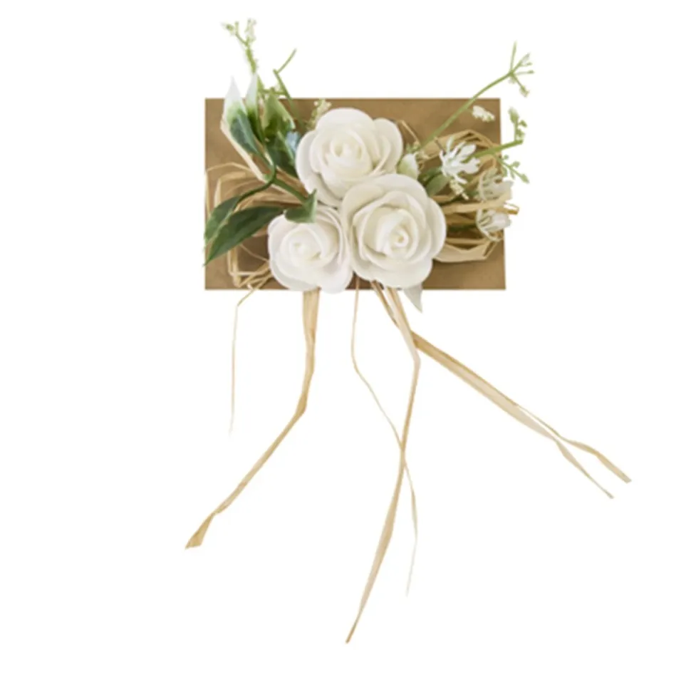 COMPOSITION ROSETTES AVEC RAPHIA FEUILLAGE BLANC