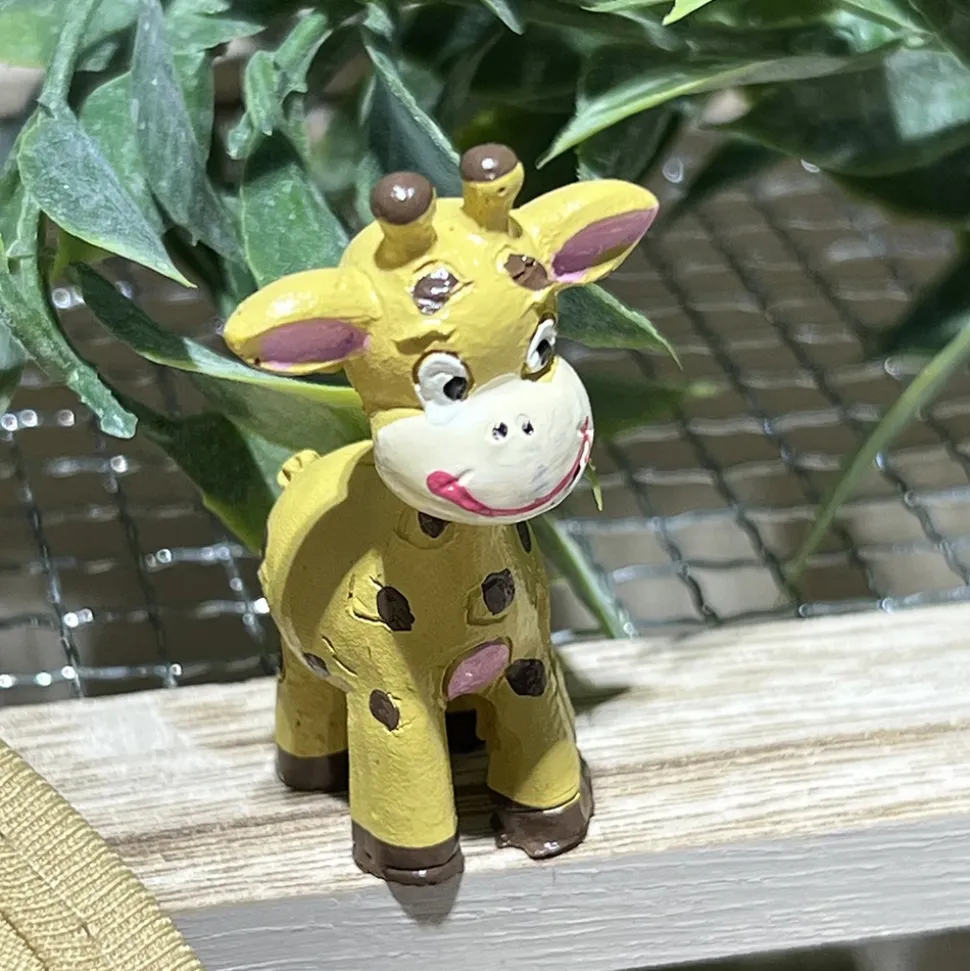 GIRAFE EN RÉSINE 5.3X3X3CM